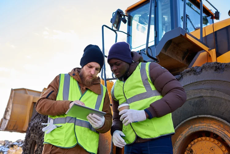 mining crew on site pe4m8g7